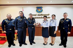 ผู้อำนวยการโรงเรียนนายทหารชั้นผู้บังคับฝูง กรมยุทธศึกษาทหารอากาศ มอบอินทผลัมแก่ตัวแทนนายทหารนักเรียนหลักสูตรนายทหารชั้นผู้บังคับฝูง รุ่นที่ ๑๕๑ ที่นับถือศาสนาอิสลาม เนื่องในเดือนรอมฎอน